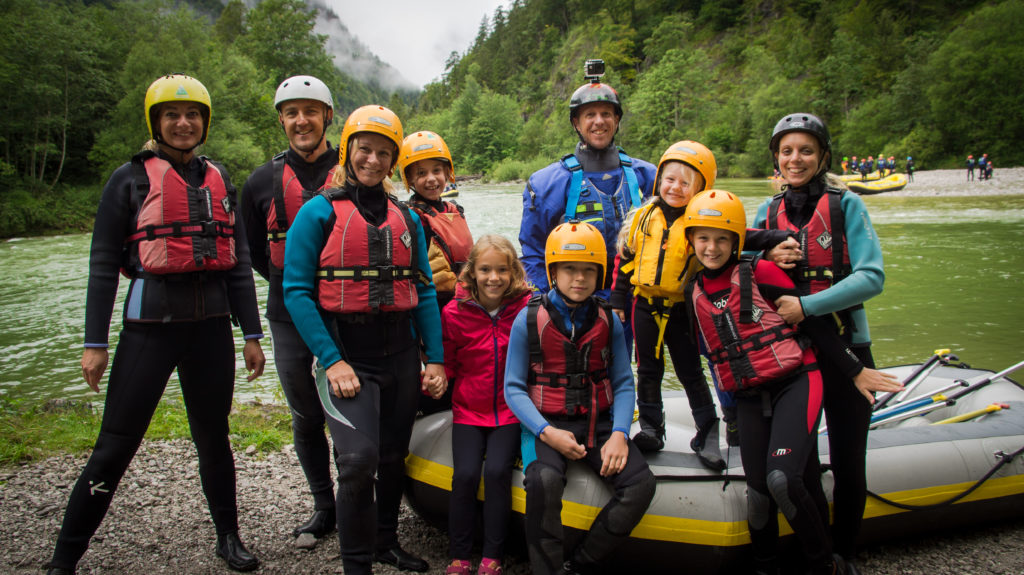 családi rafting nagy csapat
