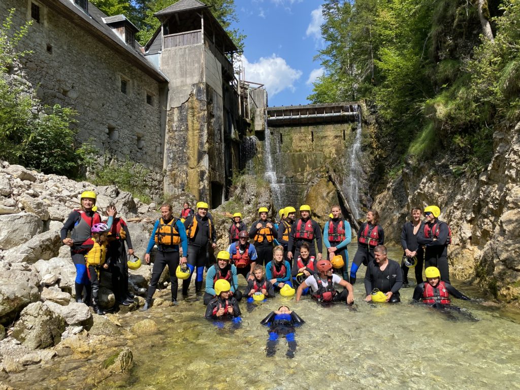 családi rafting az evezés végén