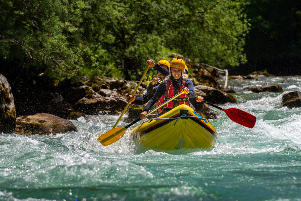csapat rafting közben a Salza türkiz vízén