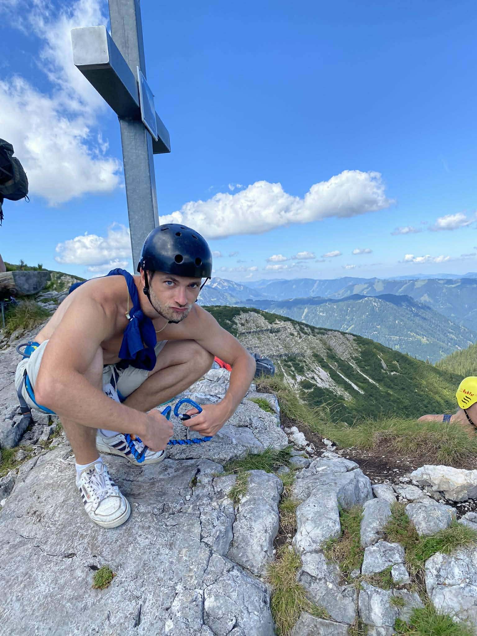 Bolondos fiatal akire mindenkinek szüksége van a szürke hétközanpokat követően